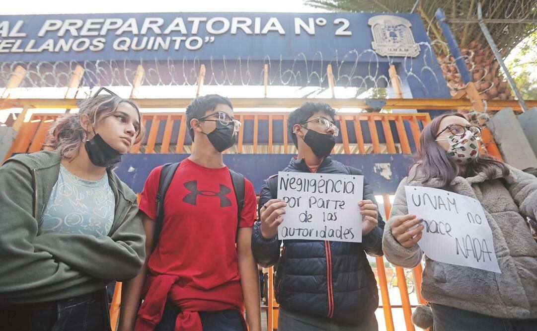 Estudiantes de la ENP Erasmo Castellanos Quinto, de la UNAM, acusan que las autoridades bloquearon la ayuda que llegó para su compañera. Foto: Francisco Rodríguez / EL UNIVERSAK