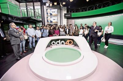 Visitan Televisión Azteca becarios de Maepec