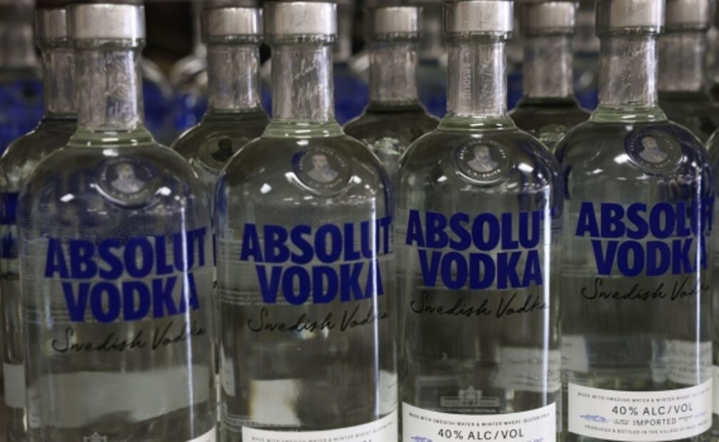 "Lo siento, no servimos productos rusos": EU y Canadá cancelan cocteles con vodka de Rusia
