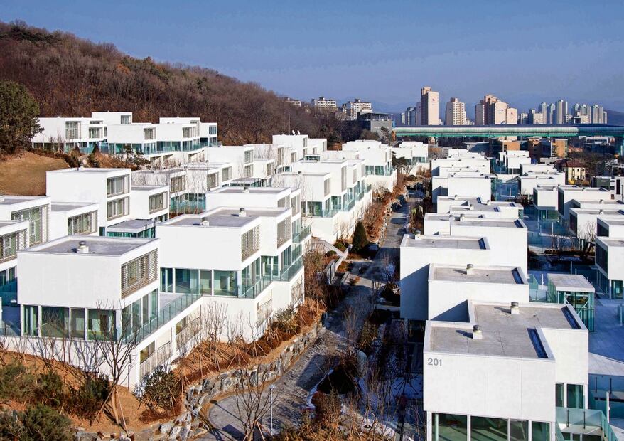 Las casas del residencial Pangyo, en Corea del Sur, están interconectadas a la altura del segundo nivel para incitar la vivienda en comunidad. Foto: Kouichi Satake | Premio Pritzker
