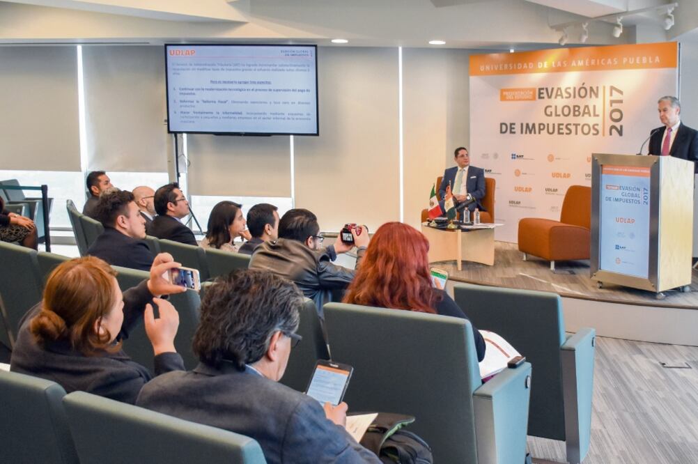 El rector de la UDLAP, Luis Ernesto Derbez, (der.) considera necesario mantener la automatización en la supervisión del cobro de impuestos (CORTESÍA)