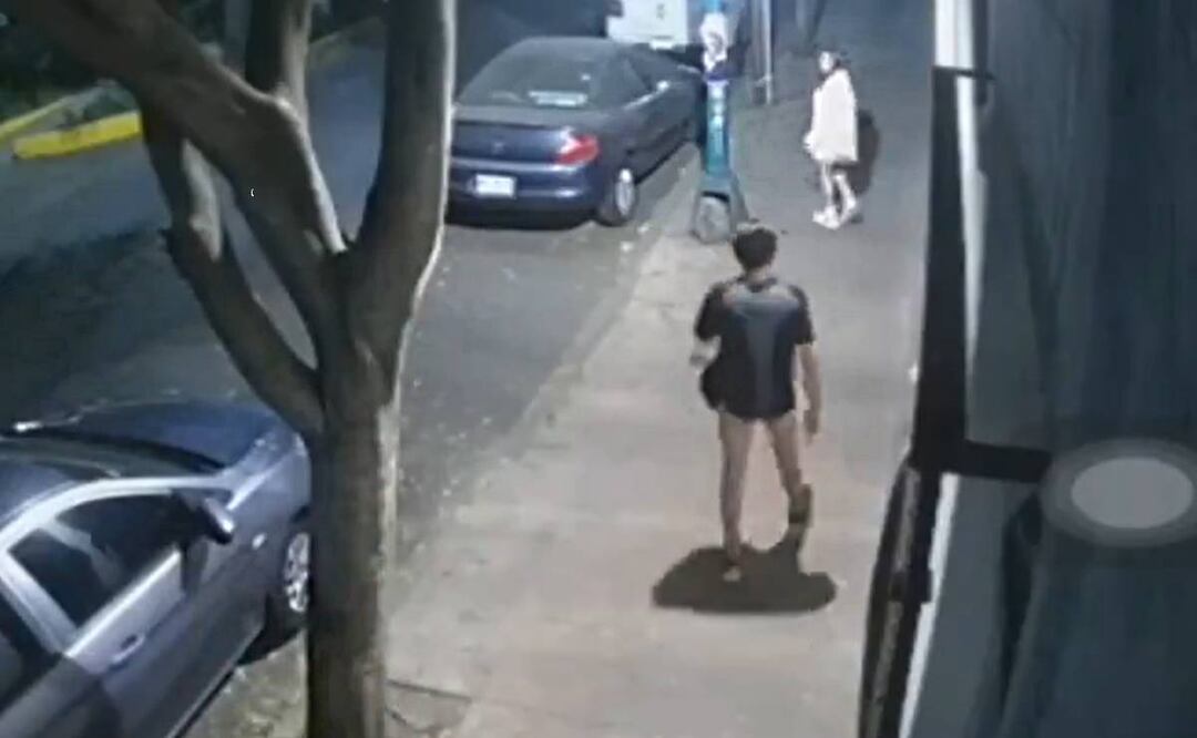 En la imagen, se observa como el sujeto se baja el pantalón y la ropa interior para mostrar sus genitales a las mujeres que pasaban por la zona Foto: Captura de video