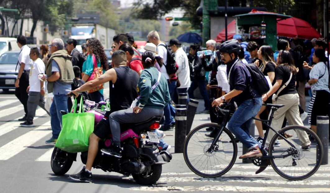 A pesar de las nuevas normas, conductores de bicimotos siguen circulando en vías confinadas, en sentido contrario, sobre las banquetas y sin casco en calles del Centro Histórico de la Ciudad de México, el 19 de agosto de 2025. Foto: Fernanda Zamora/EL UNIVERSAL