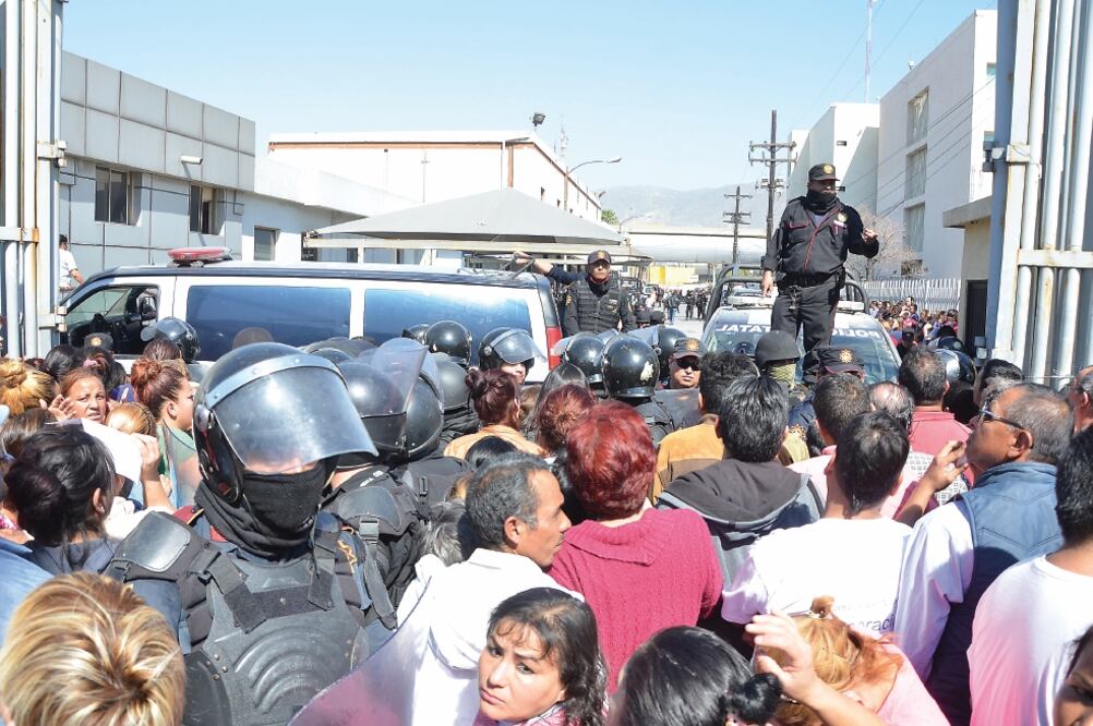 Familiares de los internos denuncian que las cantidades que líderes criminales les exigen por dejarlos en paz dentro de los penales van desde mil hasta 10 mil pesos por semana. (FOTO: EMILIO VÁSQUEZ. EL UNIVERSAL)