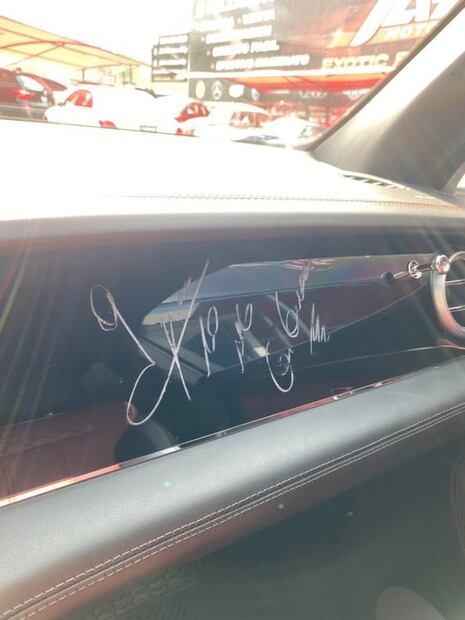 El auto con el autógrafo de Gignac está a la venta por más de 4 millones