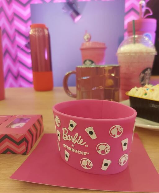 Manga Barbie, para sostener tu vaso con bebidas calientes. Foto: Especial.