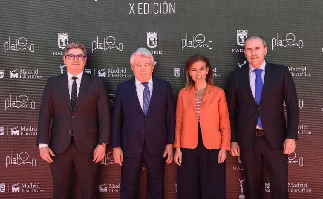 Almudena Maillo, concejal de turismo del ayuntamiento, y Enrique Cerezo, presidente de los Premios Platino, durante el banderazo de arranqué . Foto: César Huerta
