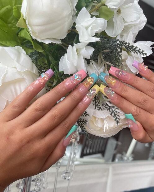 Rafaela Castro con una manicura primaveral  (Fuente Instagram @rafaelacastroficial)