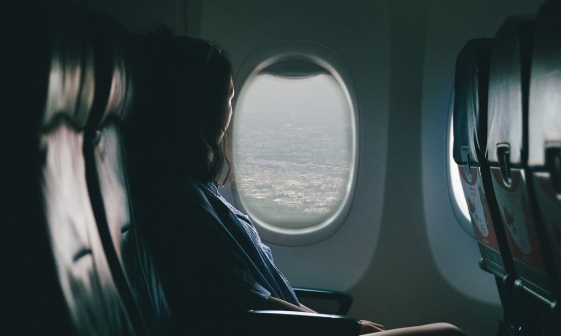 Los cambios que se llevan a cabo en las aerolíneas buscan ahorrar costos, y problemas entre pasajeros. Imagen: Unsplash