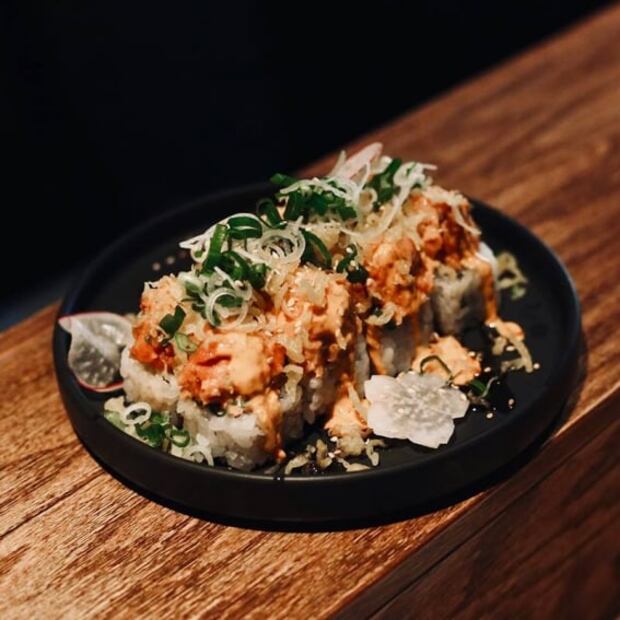 Celebra el día del sushi maridando tus rollos con estos drinks