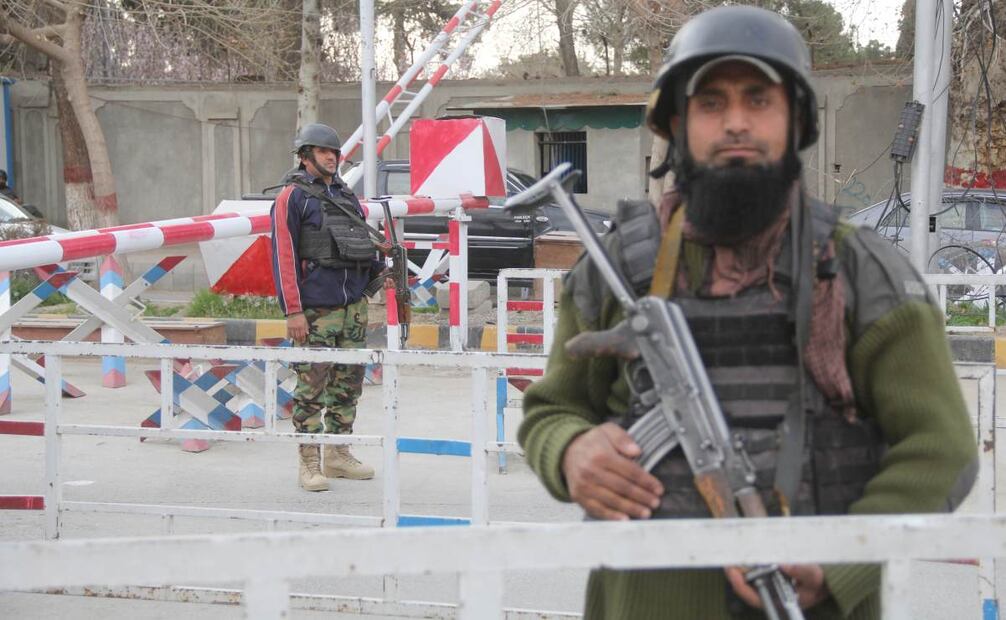 Los agentes de seguridad paquistaníes inspeccionan vehículos en un puesto de control tras intensificarse la seguridad tras un ataque militante a un tren de pasajeros en Sibi, Quetta, provincia de Baluchistán, Paquistán, el 11 de marzo de 2025. Foto: EFE
