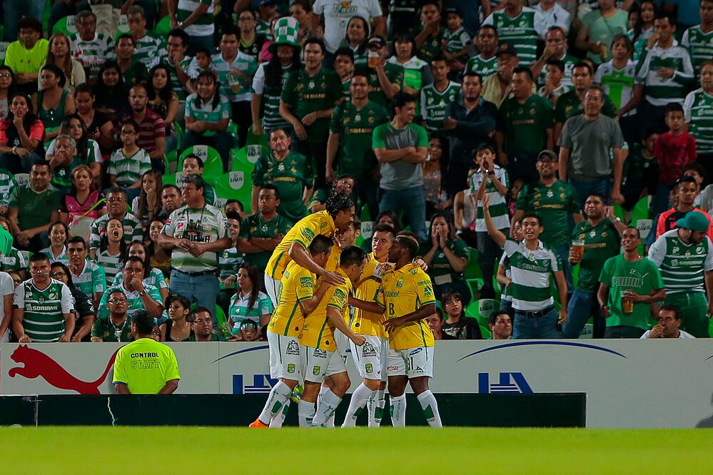 Los jugadores del León celebran uno de sus tres goles. Imago 7