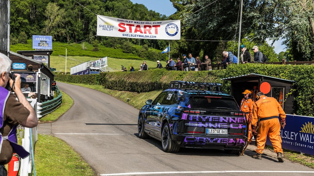 El Porsche Cayenne EV rompió records en la prueba de montaña de Shelsley Walsh. Foto: Porsche.