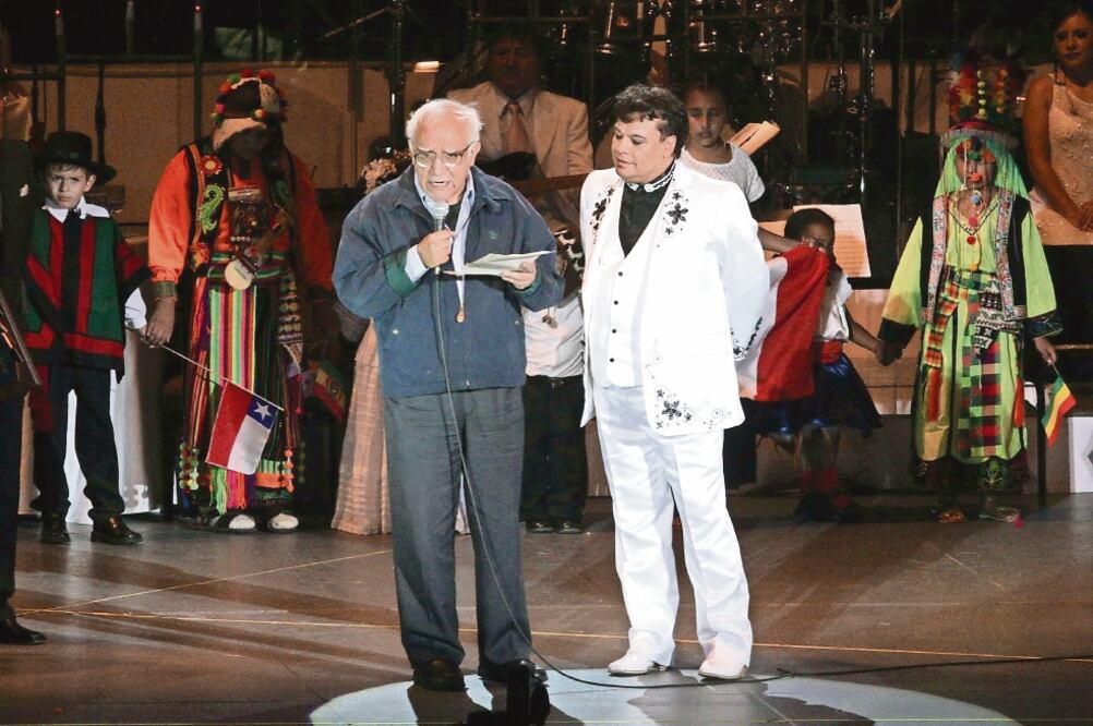 Juan Gabriel y Carlos Monsiváis, en el Auditorio Nacional, en mayo de 2006; el cantautor recibió aquella noche un homenaje de parte de 20 países de América Latina y el Caribe