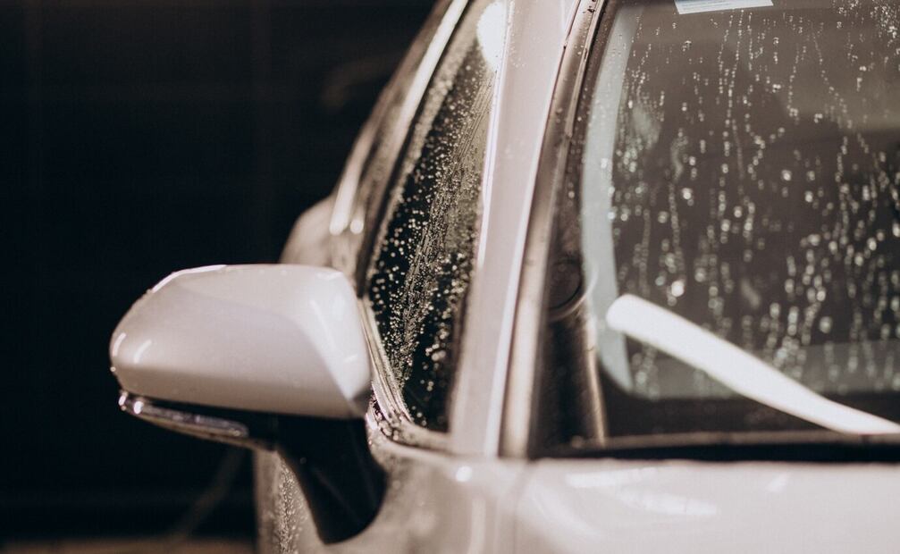 Utiliza vinagre para limpia el auto. Foto: Freepik