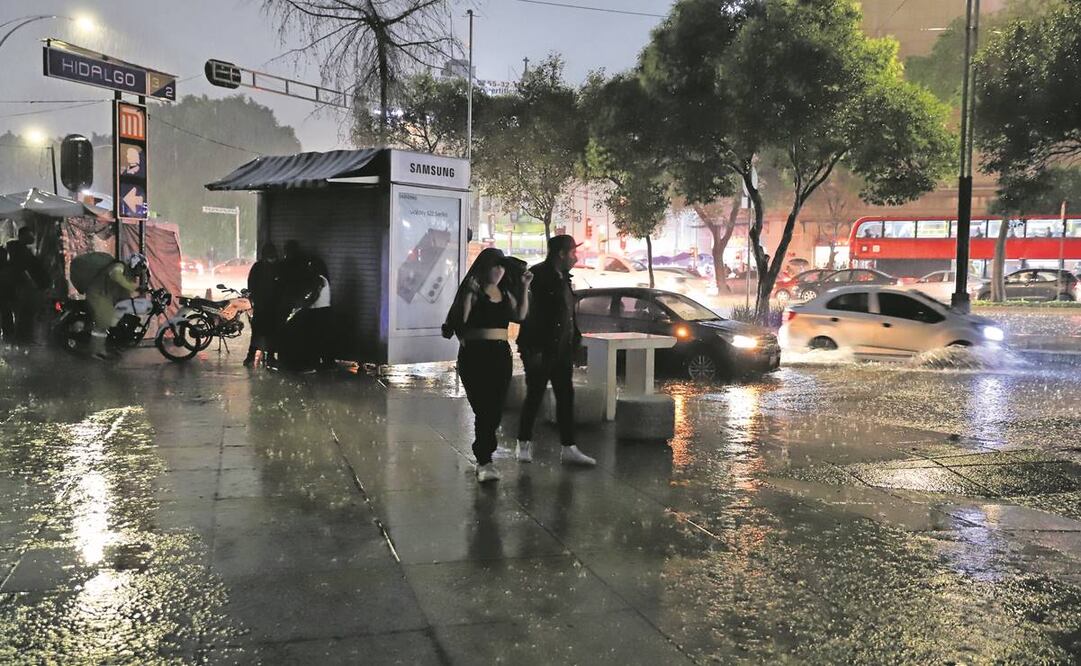 La fuerte lluvia y el granizo afectaron principalmente las alcaldías Cuauhtémoc y Azcapotzalco, en donde se registraron encharcamientos y la caída de árboles. Foto: Fernanda Rojas/EL UNIVERSAL
