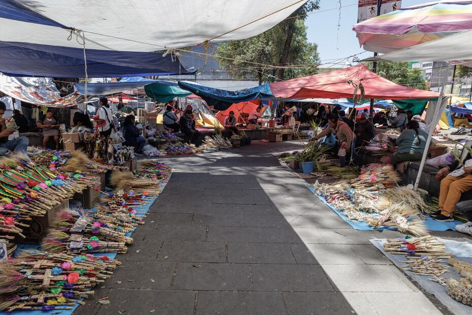 En el mercado colocado alrededor de la parroquia, se venden arreglos de trigo además de romero, manzanilla, flores como rosas o claveles, veladoras y otros artículos religiosos típicos de Semana Santa. (Foto: Yaretzi M. Osnaya/ EL UNIVERSAL)