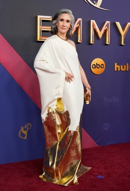 La mexicana Issa López en la alfombra roja de los Emmy. Foto:  AP