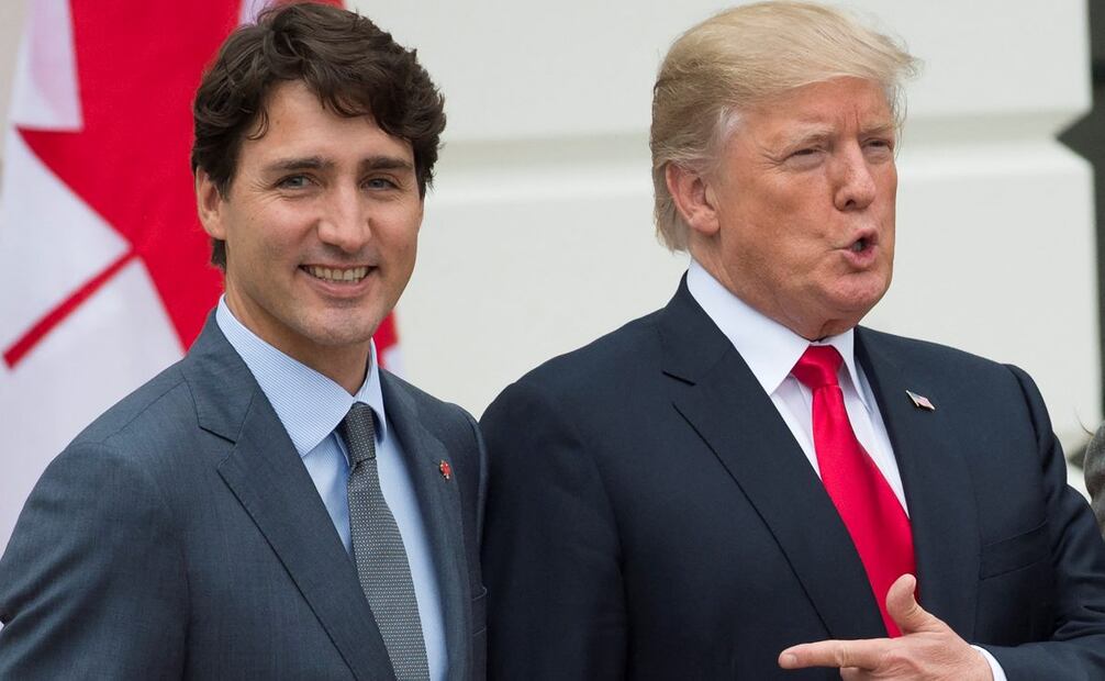 El presidente estadounidense Donald Trump (derecha) da la bienvenida al primer ministro canadiense Justin Trudeau en la Casa Blanca en Washington, DC, el 11 de octubre de 2017. Canadá estaba luchando el 26 de noviembre de 2024 para mitigar el impacto del presidente electo de Estados Unidos, Donald Trump. La amenaza de Trump de implementar aranceles elevados una vez que asuma el cargo, mientras los expertos advirtieron sobre un golpe potencialmente "catastrófico" para la economía canadiense. Foto