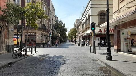 5 de febrero, la calle de las farmacias del Centro Histórico
