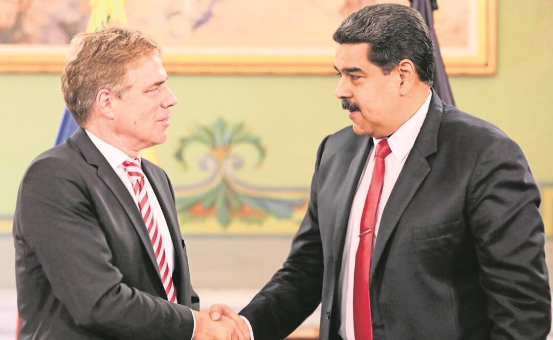 El embajador de Alemania, Daniel Kriener, en Venezuela con el presidente Nicolás Maduro Foto: Archivo / Reuters)