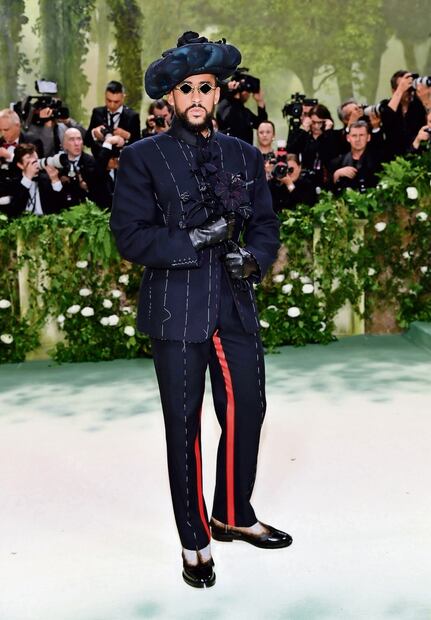 Bad Bunny portó un traje sastre azul de John Galliano. Foto: AFP