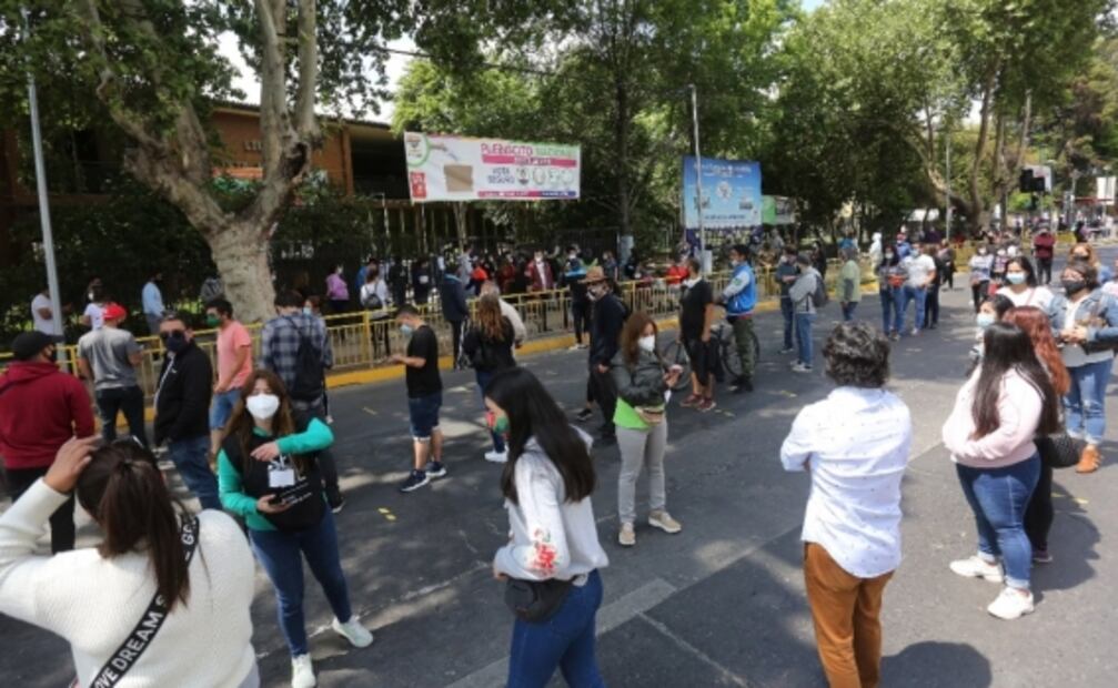 Miles de chilenos participan en referéndum constitucional