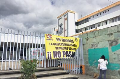 Mantienen paro trabajadores de salud; analizan propuesta oficial