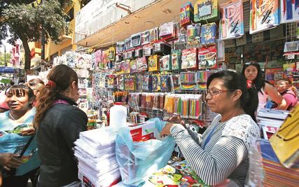 Padres buscan ofertas de útiles en Centro de la CDMX