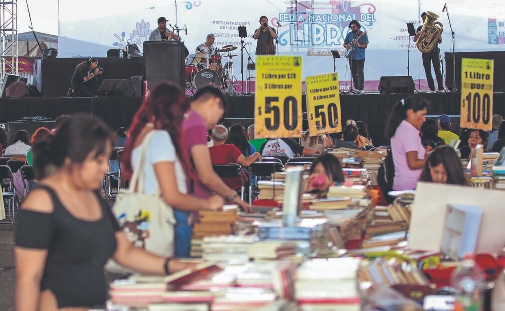 Lectores en busca de libros en la Feria del Libro de Neza, la semana pasada. Foto: Especial