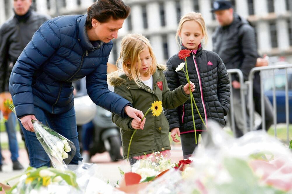 Holandeses dejaron flores ayer en un memorial por el tiroteo en Utrecht. Foto: PIROSCHKA VAN DE WOUW. REUTERS