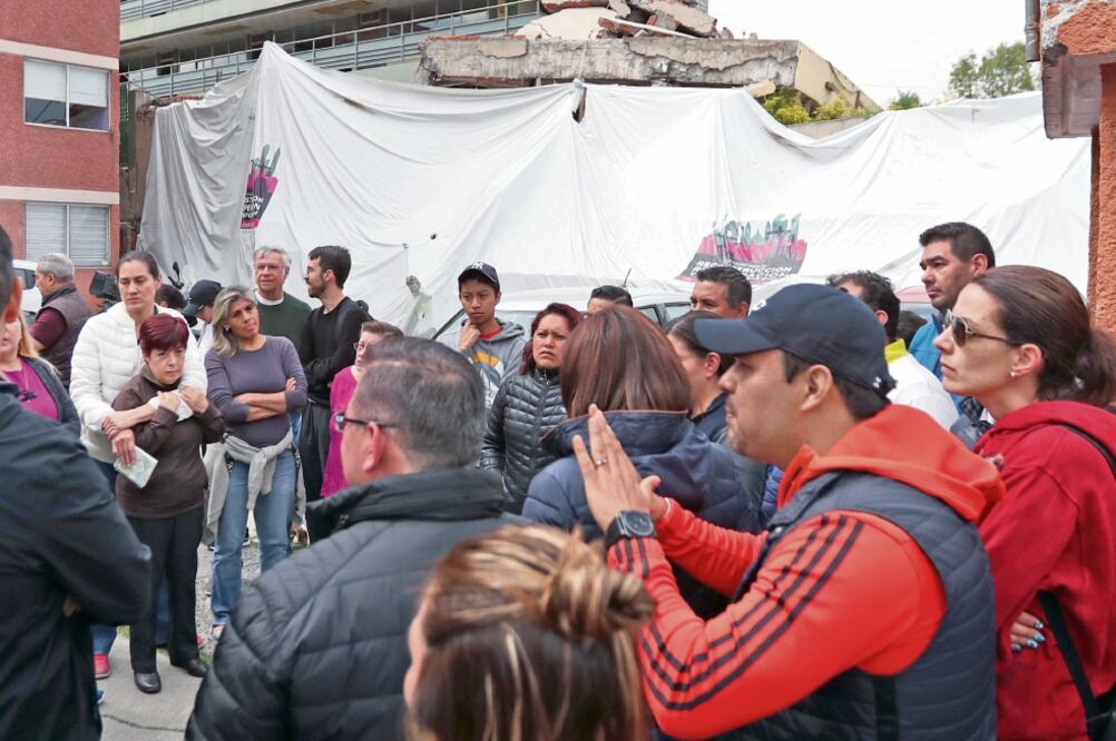 Resistencia. El pasado 5 de julio, padres de víctimas del Colegio Rébsamen se opusieron a la segunda demolición parcial del inmueble. Foto: ARCHIVO EL UNIVERSAL