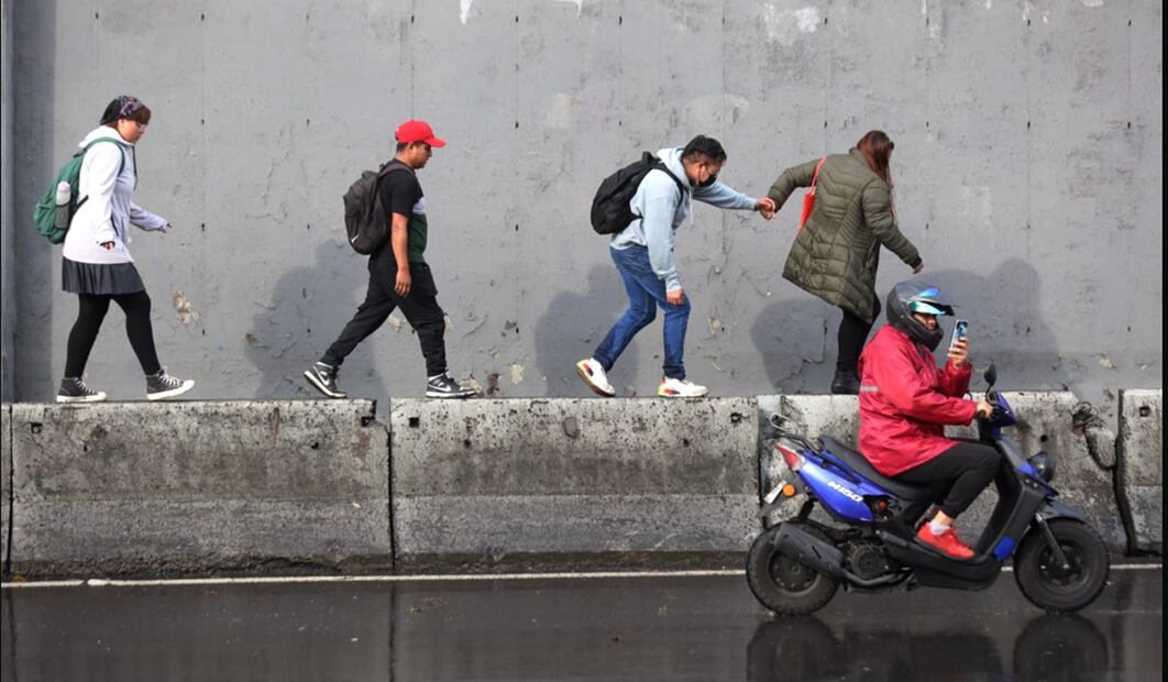 La gente trata de llegar a su destino caminando, sobre dovelas, en la plataforma de un camión de carga y hasta en la nariz de un camión de trasporte público concesionado, después de que la calzada Ignacio Zaragoza se encuentra inundada. Foto: Francisco Rodríguez/EL UNIVERSAL