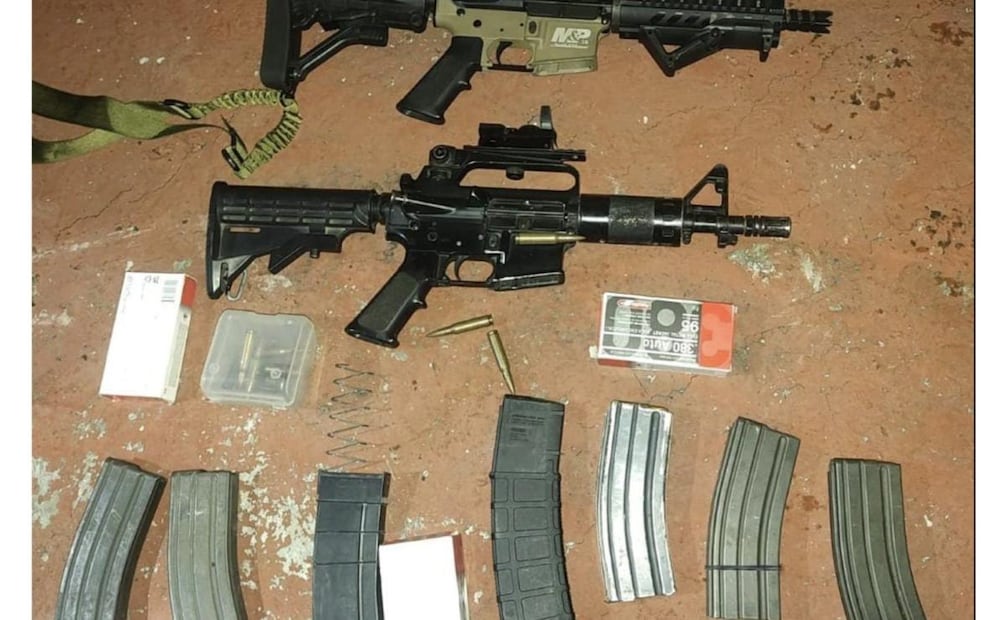 En el lugar se aseguraron dos armas de fuego largas de uso exclusivo del Ejército y las Fuerzas Armadas, siete cargadores y varios cartuchos útiles. 
Foto: Especial.