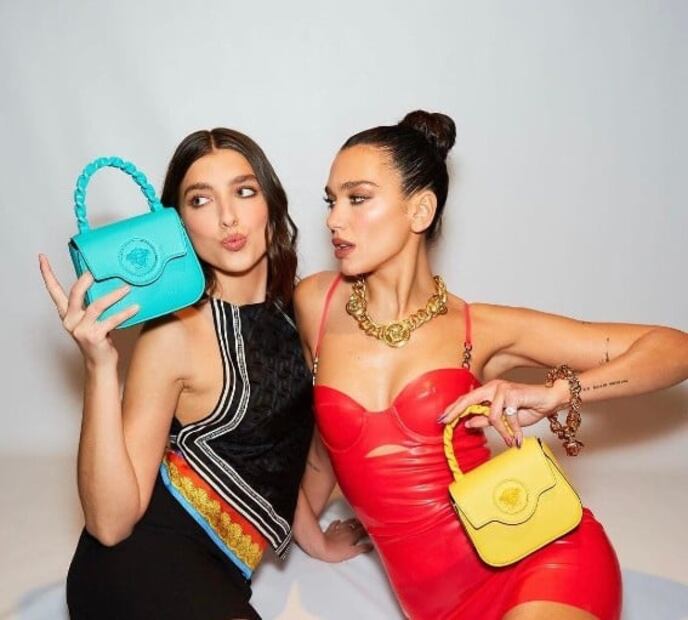 Dua Lipa y su hermana Rina posan juntas para Versace 