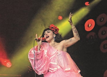 "Este perfil está en paro", así arranca Mon Laferte el 9M