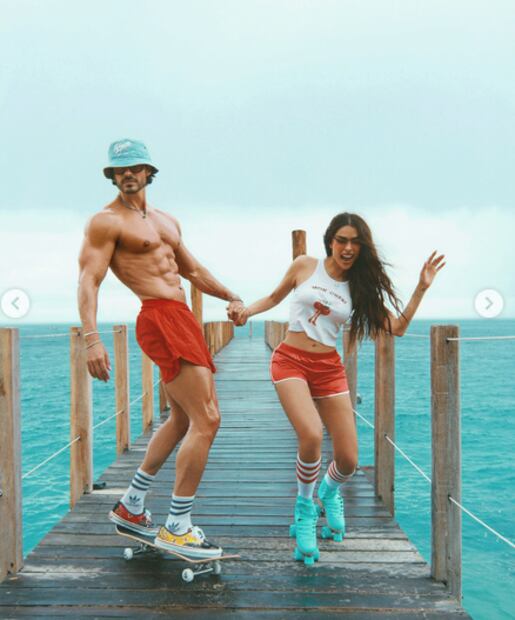 Galilea Montijo e Isaac Moreno posando con su look retro para el verano. Foto: Instagram @galileamontijo