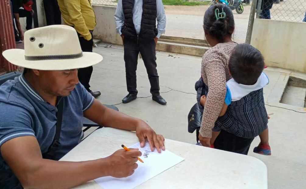 Los libros fueron apilados en una jardinera, sin que abrieran las cajas donde son transportados, donde les rociaron combustible y luego les prendieron fuego. Foto: Cortesía de Oscar Gómez.