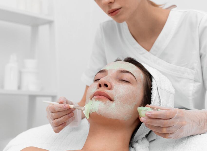 La exfoliación ayuda a eliminar células muertas de la piel. Foto: Freepik
