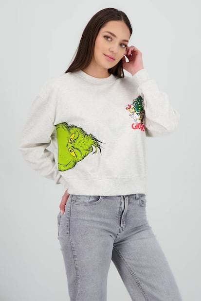 Sudadera del Grinch de Shasa, perfecta para un outfit casual y festivo. Foto: Especial