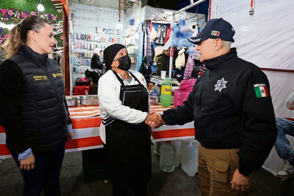 Autoridades municipales encabezaron el operativo en el bazar de Ciudad Azteca. Foto Especial