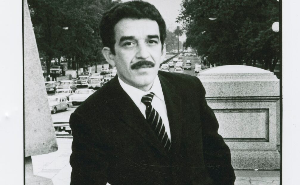 Gabriel García Márquez a un lado del Ángel de la Independencia en Paseo de la Reforma en la Ciudad de México. Sin fecha. (Crédito: Cortesía Harry Ransom Center de la Universidad de Texas en Austin.)