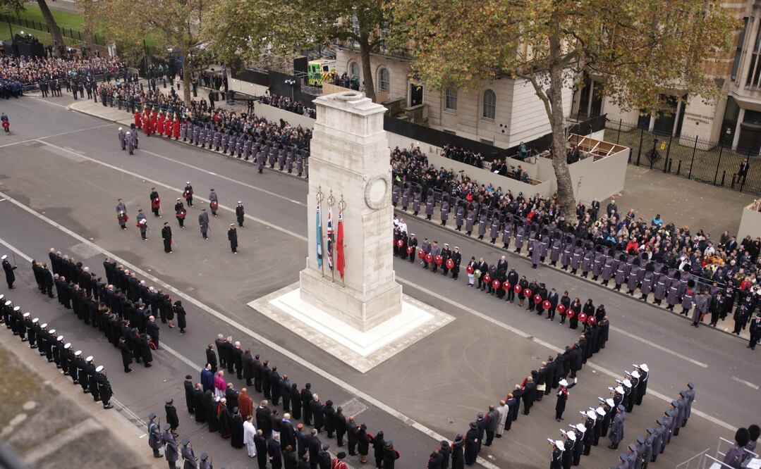 El servicio Nacional del llamado Domingo de Recuerdo celebrado el lado del Cenotafio, monumento conmemorativo ubicado en la avenida de Whitehall, empezó con los asistentes marcando dos minutos de silencio. Foto: EFE