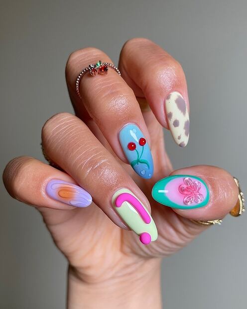Las cerezas se han añadido a manicuras de dferentes estilos. Foto: Especial. Instagram @sansungnails