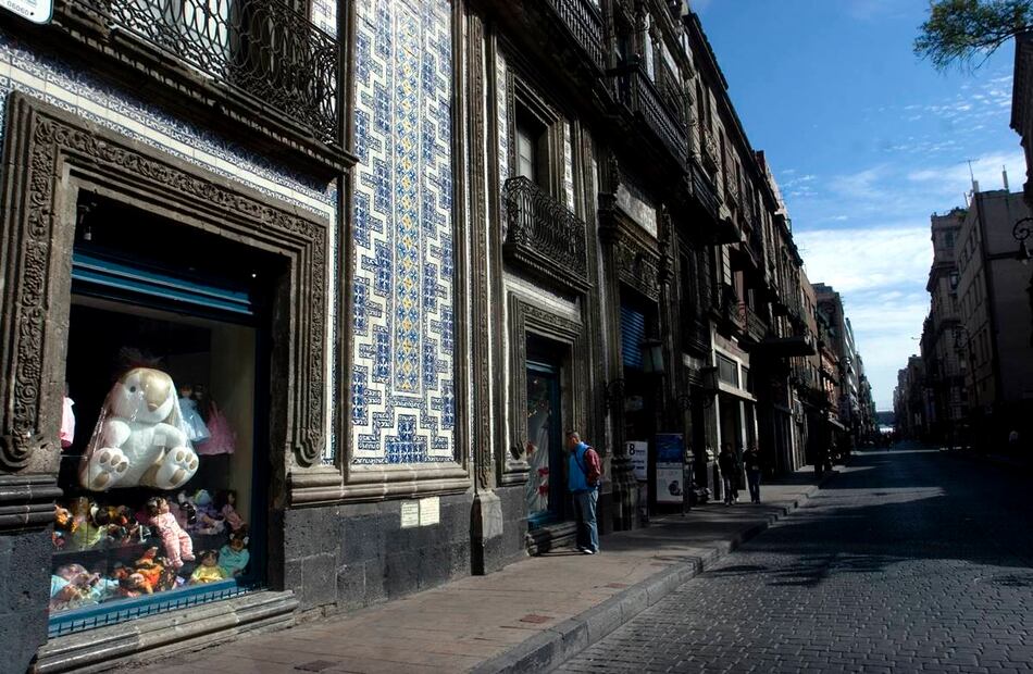 Es curioso que al igual que los platos chinos, la Casa de los Azulejos tiene una leyenda sobre su origen. Por otro lado, la gran herencia cultural de la cerámica decorada con pinturas azul y amarilla ayuda a entender por qué se tapizó una residencia con azulejos: comunicaba a los peatones el poder económico y el bagaje cultural del dueño. Foto: Alma Rodriguez Ayala.