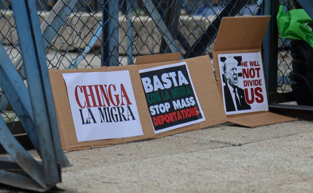 Micrófono abierto para denunciar redadas a migrantes en la Embajada de Estados Unidos en México. Foto: Fernanda Zamora/ EL UNIVERSAL