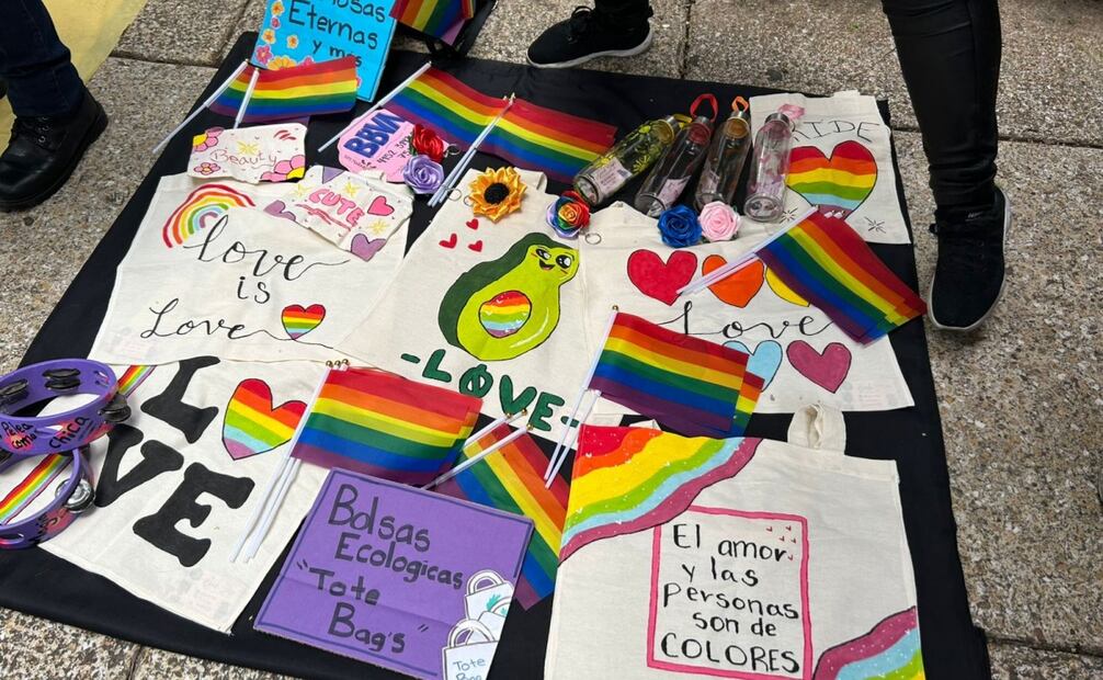 Sobre Paseo de la Reforma, en la capital mexicana, además de orgullo, marchan hombres y mujeres que están trabajando y su esfuerzo sostendrá a cientos de familias los próximos días. Se vende de todo: pines, gorros, banderas, paliacates, cerveza, azulitos, mojitos, banderillas, hamburguesas. Foto: Alejandra Canchola / EL UNIVERSAL