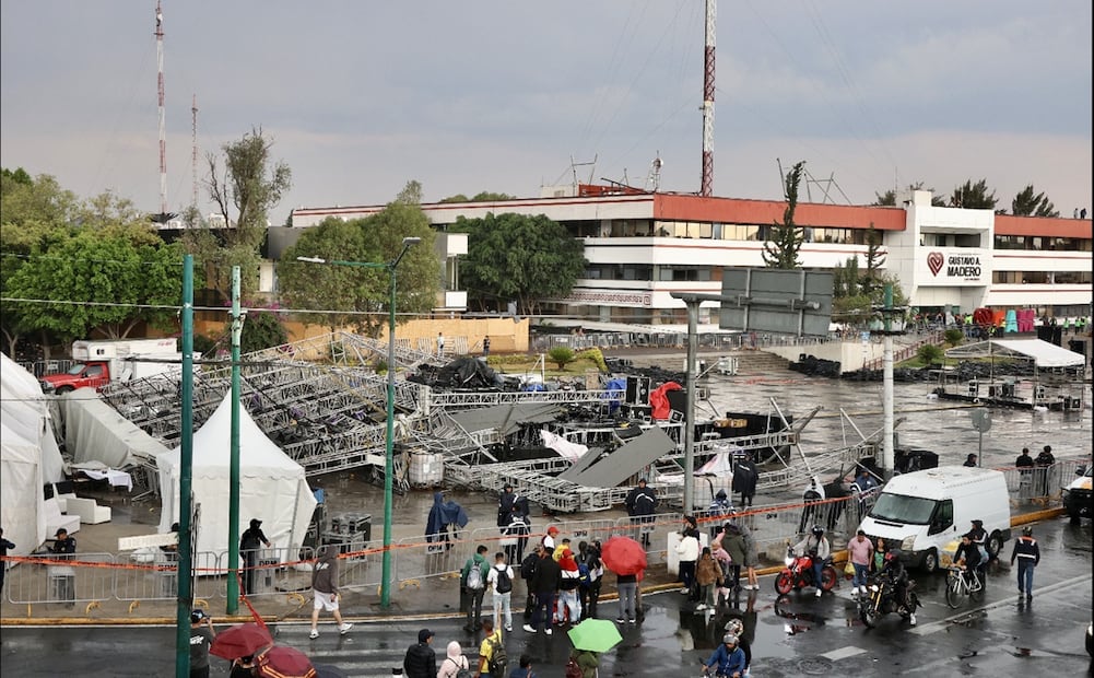Una estructura metálica que estaba siendo colocada para el festejo del Día de las Madres en la explanada de la alcaldía GAM colapsó debido a las ráfagas de viento, el jueves 8 de mayo de 2025. Foto: Valente Rosas/EL UNIVERSAL