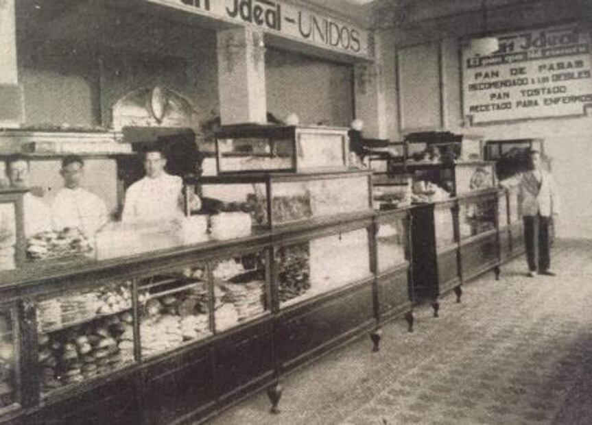 La famosa panadería y pastelería La Ideal se fundó en 1927 y se ubica en la calle de 16 de septiembre, en el Centro Histórico. Tiene varias sucursales en la capital. La foto es de 1929. Hemeroteca EL UNIVERSAL.