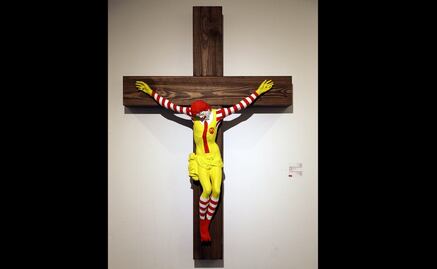 Museo retirará escultura del payaso McDonald crucificado tras protestas
